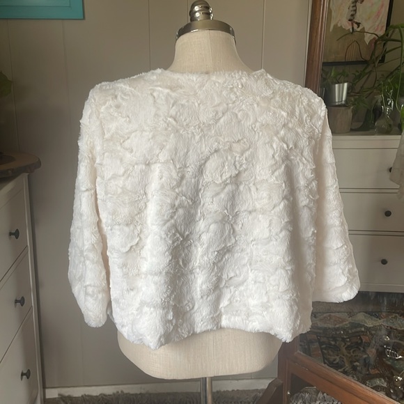 Haani Faux Fur Cape Jacket 2X Formal cropped jacket Rhinestone clasp - Picture 3 of 6